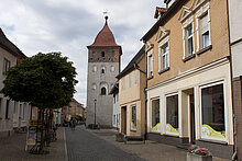 Boulevard mit Blick auf oberen Stadtturm