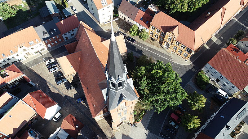 Kirche mit Kirchplatz - Vogelperspektive