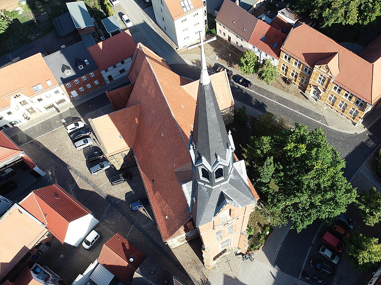 Kirche mit Kirchplatz - Vogelperspektive