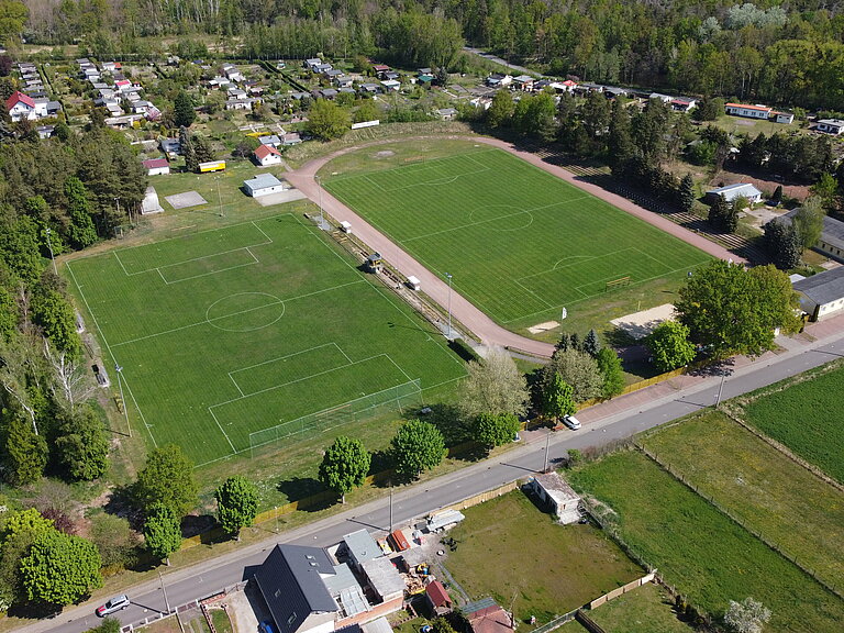 Luftaufnahme der zwei nebeneinander liegenden Sportplätze.