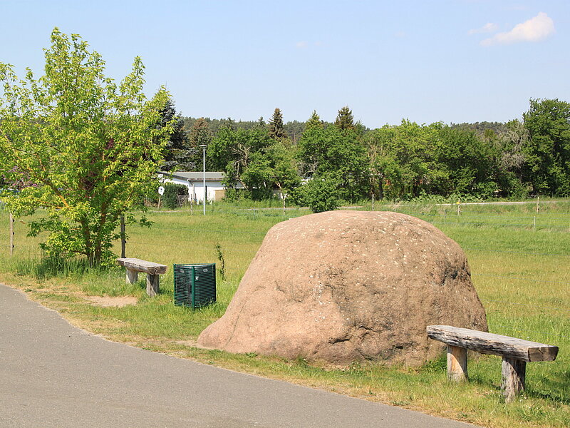 Teufelsstein daneben Bänke