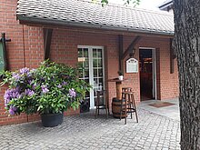 Außenbereich mit Sitzgelegenheiten der Waldschänke