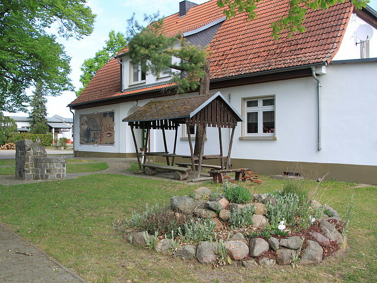 Das Galeriecafe in Tornau und davor befindet sich eine kleine Raufe zum sitzen und verweilen.