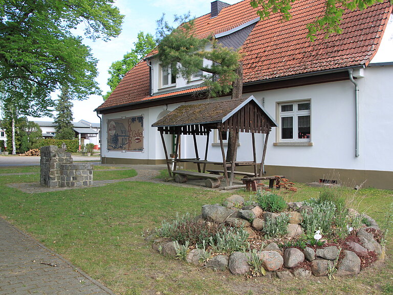 Das Galeriecafe in Tornau und davor befindet sich eine kleine Raufe zum sitzen und verweilen.