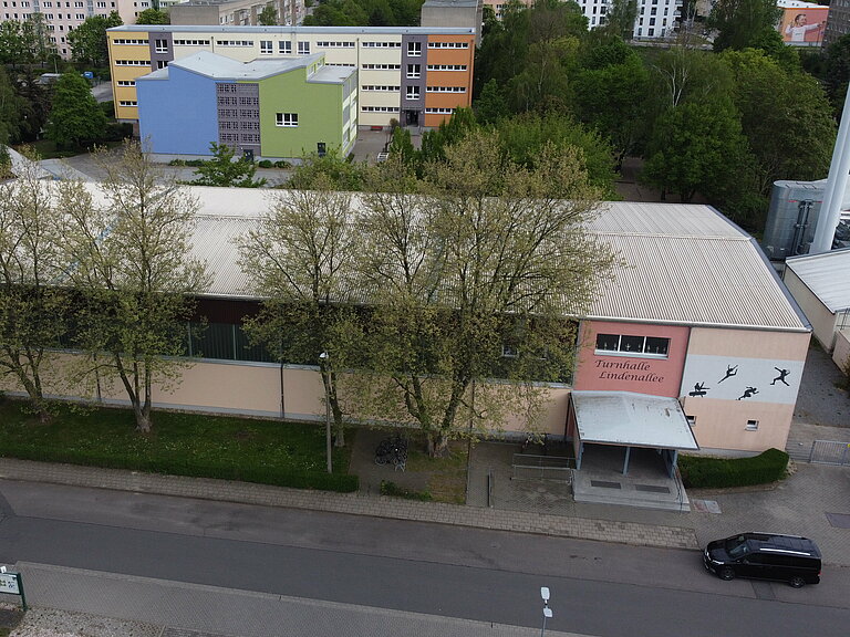 Luftaufnahme Turnhalle in der Lindenallee, dahinter das Gebäude der Grundschule