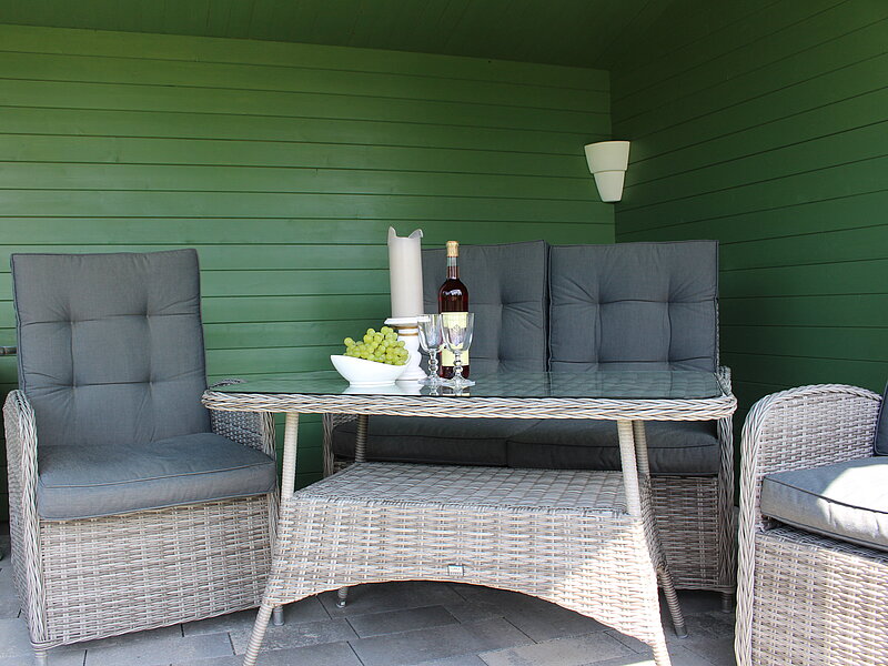Terrasse mit Sitzgelegenheiten
