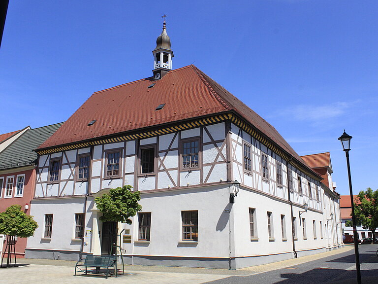 Rathausgebäude mit Haupteingang