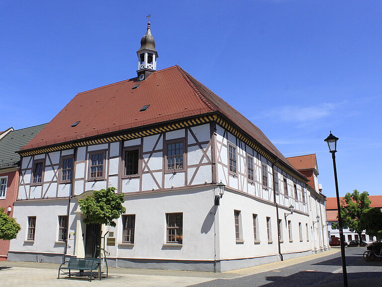 Rathausgebäude mit Haupteingang