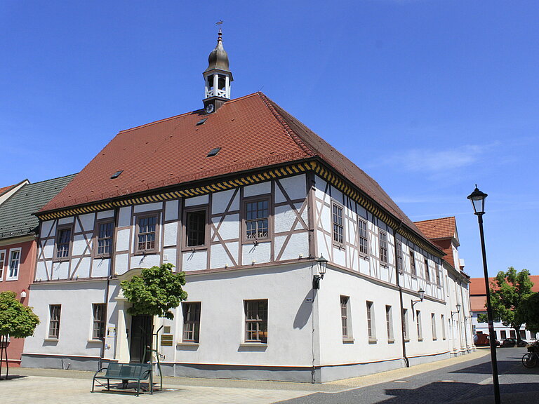 Rathausgebäude mit Haupteingang