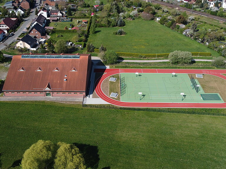 Luftaufnahme der Turnhalle und des Sportplatzes des Gymnasiums