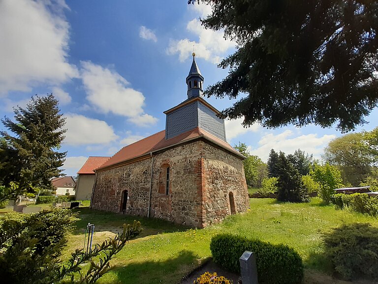 Dornbuschkirche auf dem Friedhof in Hohenlubast