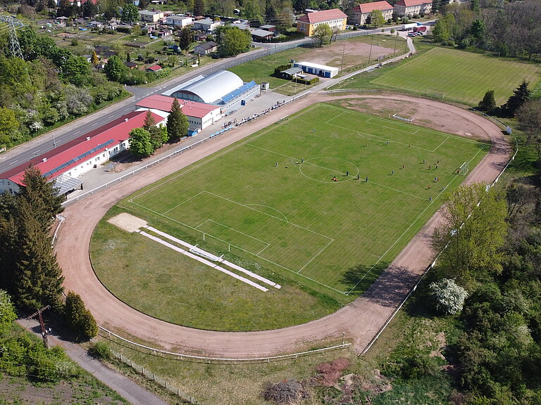 Luftaufnahme Sportplatz am Ortseingang.