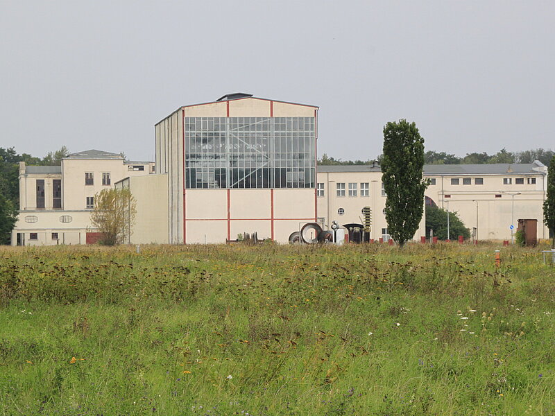 Außengelände mit Blick auf Turbinengebäude. 