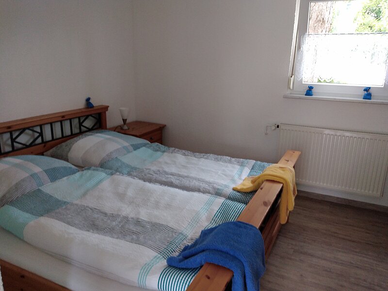 Schlafzimmer mit Doppelbett Ferienwohnung 1