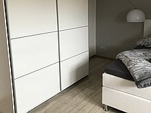 Schlafzimmer mit großem Schrank
