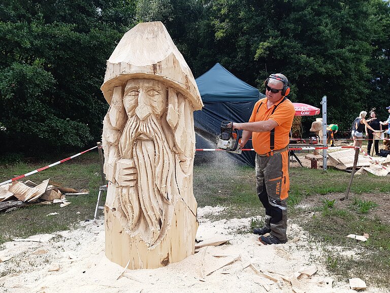Holzskulpturenwettbewerb in Tornau