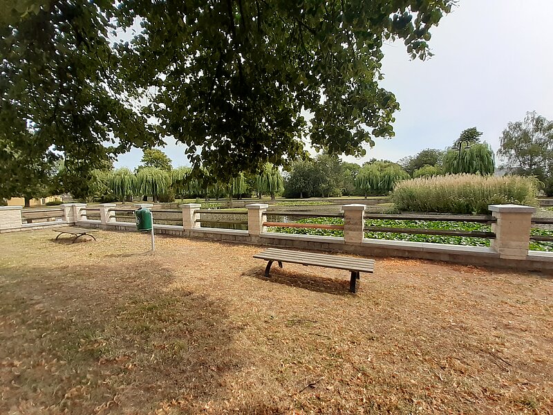Zwei Bänke geben Möglichkeit sich Auszuruhen und die Enten auf dem Teich zu beobachten.