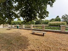 Zwei Bänke geben Möglichkeit sich Auszuruhen und die Enten auf dem Teich zu beobachten.
