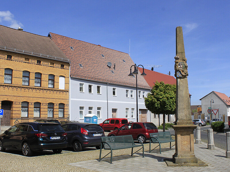 Kursächsische Distanzsäule mit zwei Bänken 
