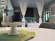 Nahaufnahme Salz- und Pfefferstreuer. Unscharf im Hintergrund das Doppelbett