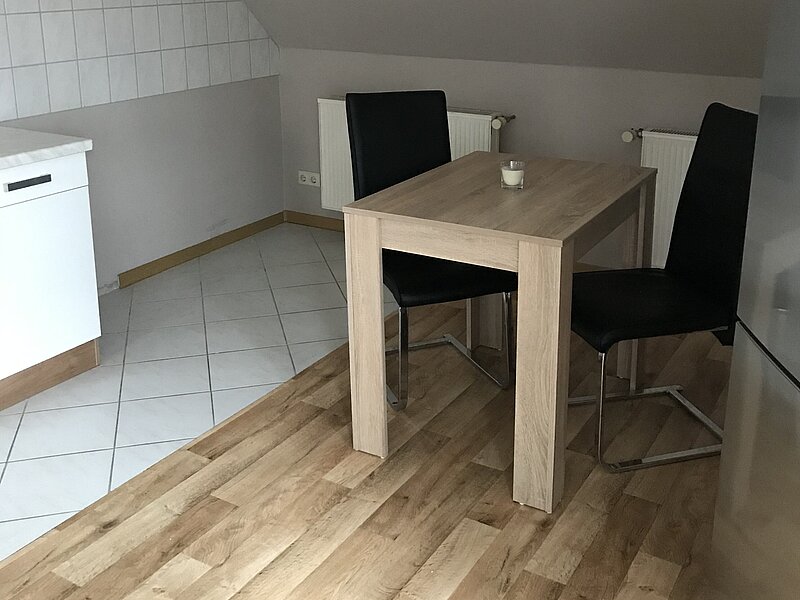 kleine Essecke mit Tisch und Stühlen