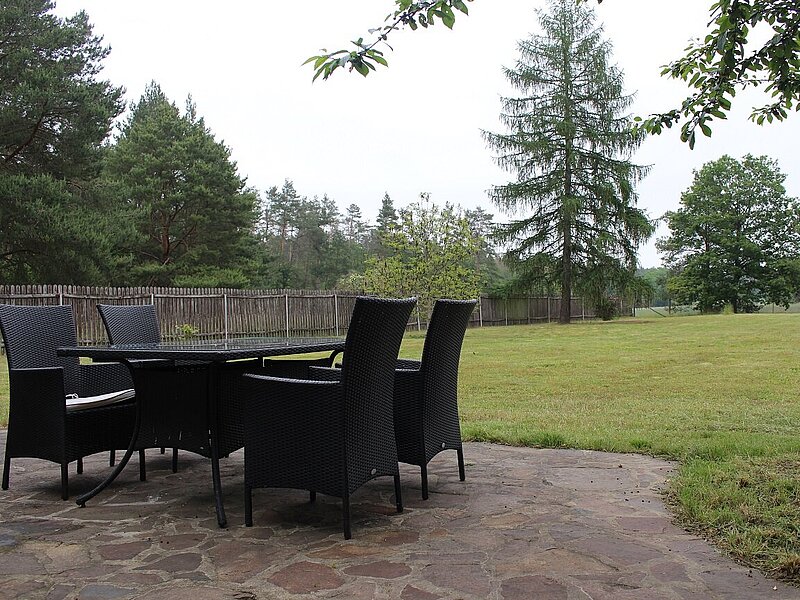 Terrasse mit Gartenmöbeln. Blick in großen Garten