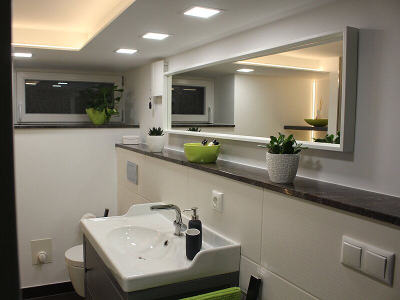 Bad mit Waschbecken und Toilette