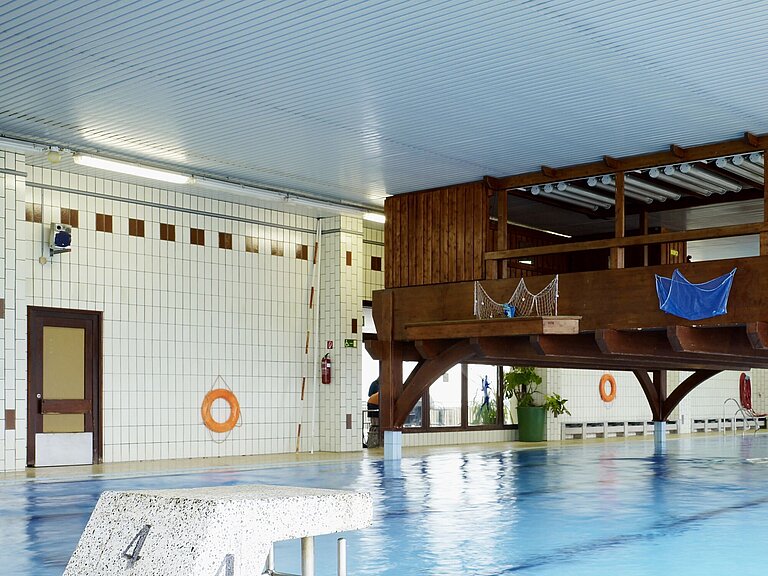25-Meter Schwimmerbecken mit Empore in der Schwimmhalle