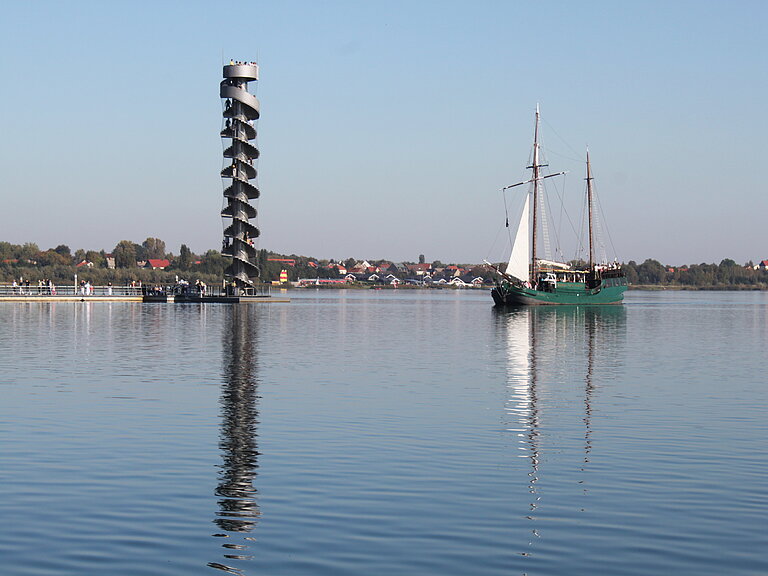 Goitzschesee mit Pegelturm und MS Reudnitz