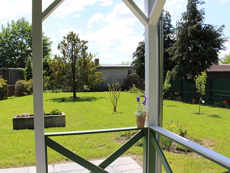 Garten mit großer Rasenfläche