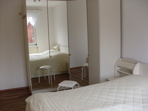 Schlafzimmer mit Bett und Schrank