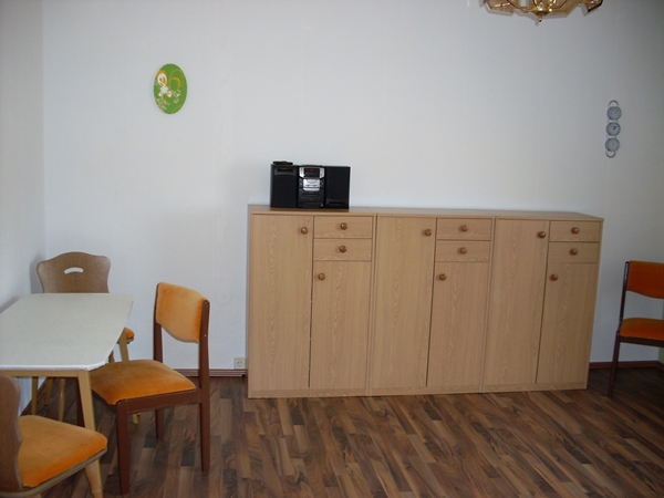 Tisch und Stühle und ein Sideboard